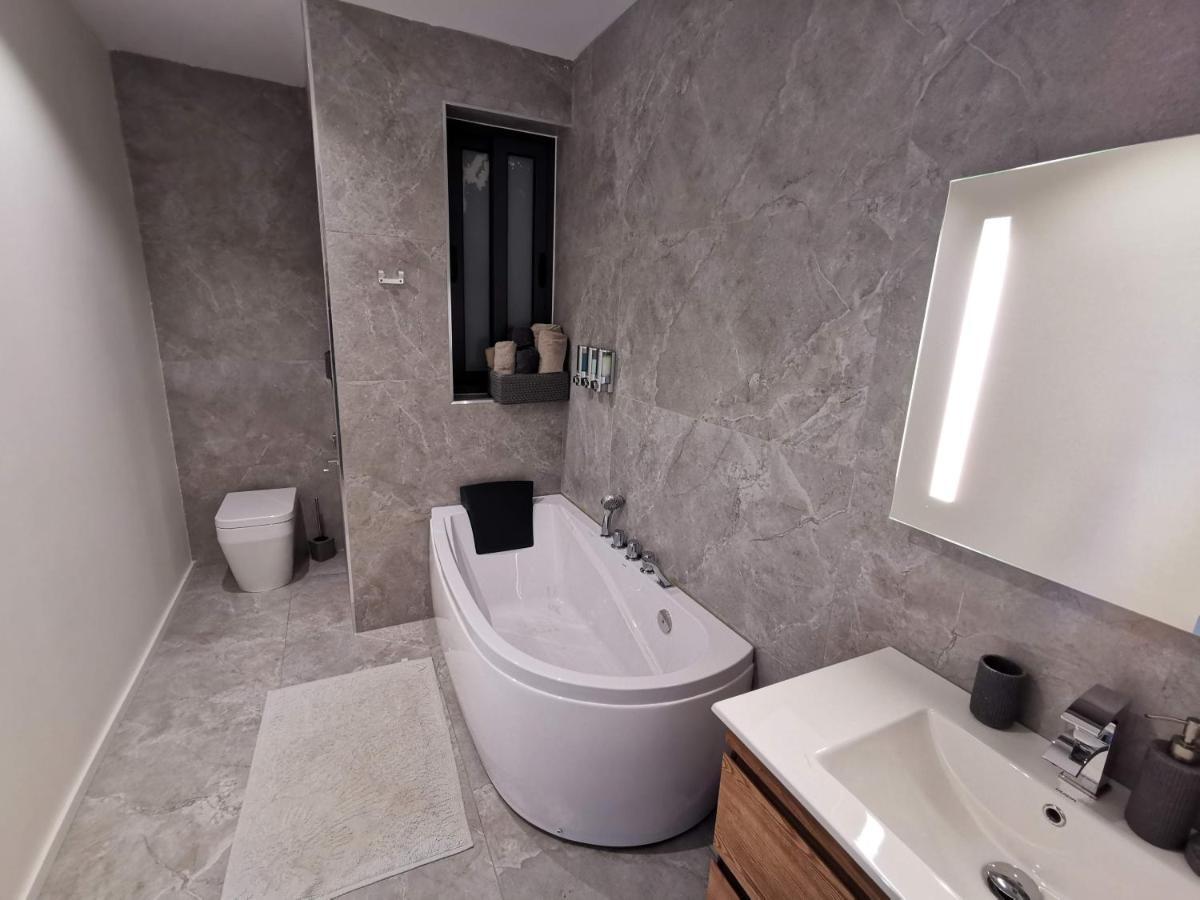 Duplex Maisonette With Heated P-Pool And Jacuzzi St. Julian's Exteriör bild